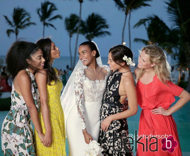 El ángel de Victoria's Secret, Arlenis Sosa junto con amigas en el día de su boda