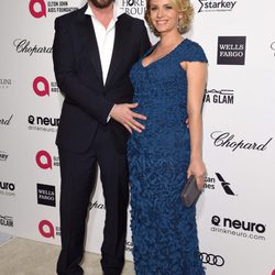 Noah Wyle y Sara Wells en la fiesta de Elton John tras los Oscar 2015