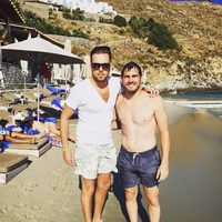 Iker Casillas con el torso desnudo junto a Dean Rosenthal en Mykonos