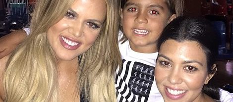 Khloe Kardashian celebrando su 31 cumpleaños con su hermana Kourtney y su sobrino Mason