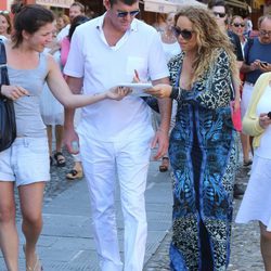 Mariah Carey junto a su novio James Packer firmando autógrafos