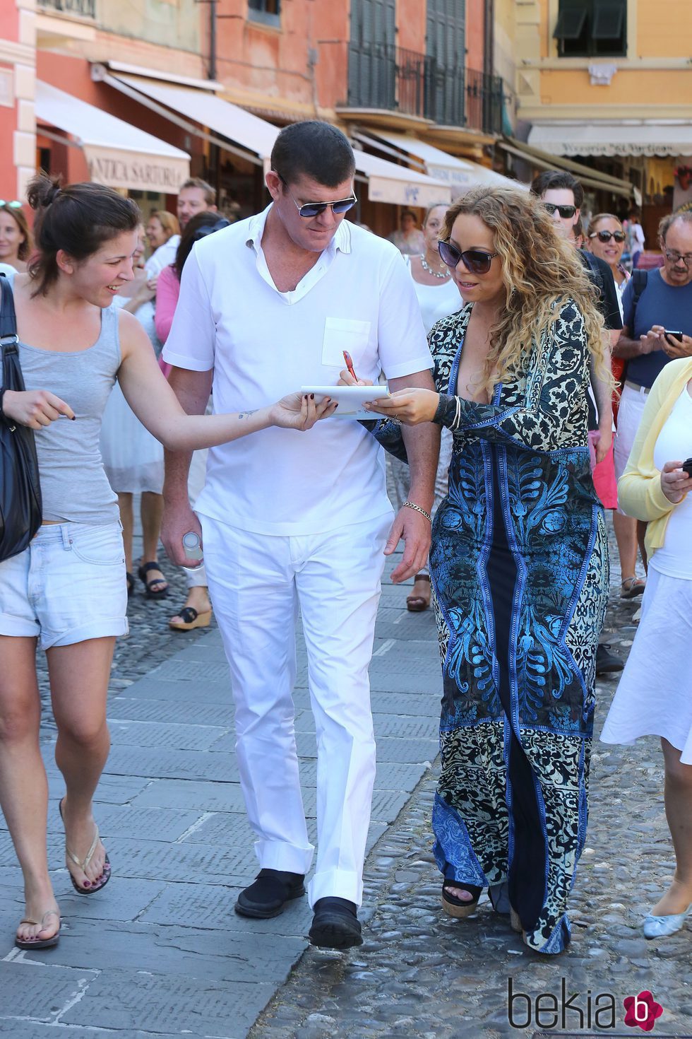 Mariah Carey junto a su novio James Packer firmando autógrafos