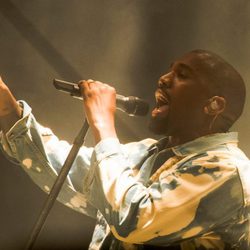 Kanye West actuando en el festival de Glastonbury