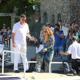 James Packer ayudando a Mariah Carey a subir al yate para navegar