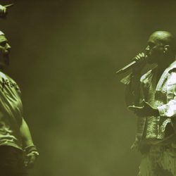 Lee Nelson interrumpe a Kanye West durante su actuación en Glastonbury