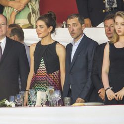 Alberto de Mónaco, Carlota Casiraghi, Gad Elmaleh y Alexandra de Hannover en la clausura del Concurso de Saltos de Monte-Carlo 2015