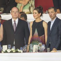 Alberto de Mónaco, Carlota Casiraghi, Gad Elmaleh y Alexandra de Hannover en la clausura del Concurso de Saltos de Monte-Carlo 2015