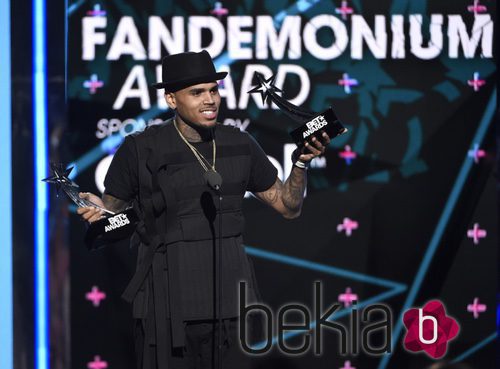 Chris Brown recogiendo sus galardones en los Bet Awards 2015