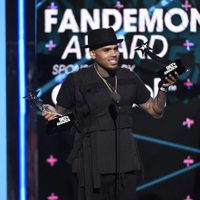 Chris Brown recogiendo sus galardones en los Bet Awards 2015
