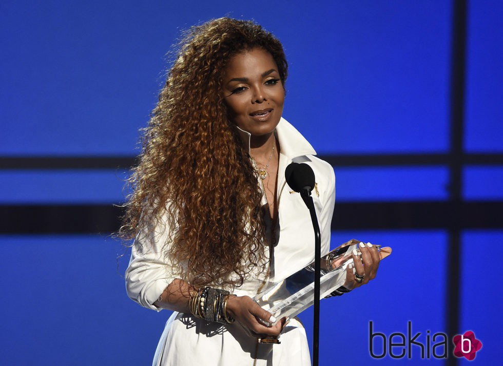 Janet Jackson recogiendo un premio en los Bet Awards 2015