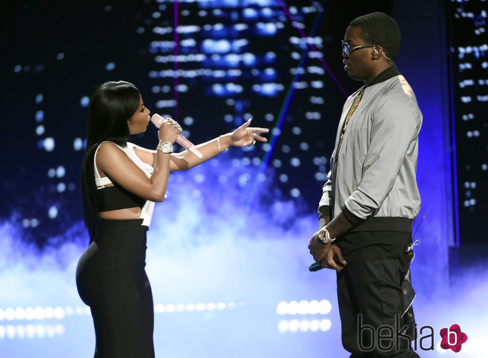 Nicki Minaj y su chico Meek Mill actuando juntos en los Bet Awards 2015
