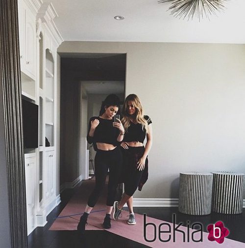 Kylie Jenner y Khloe Kardashian posando para anunciar que son vecinas