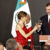 Los Reyes Felipe y Letizia brindan en la cena de gala en su honor en su Viaje de Estado a México