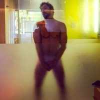 Paco León desnudo en la ducha