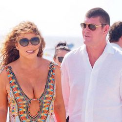 Mariah Carey y James Packer paseando por la playa