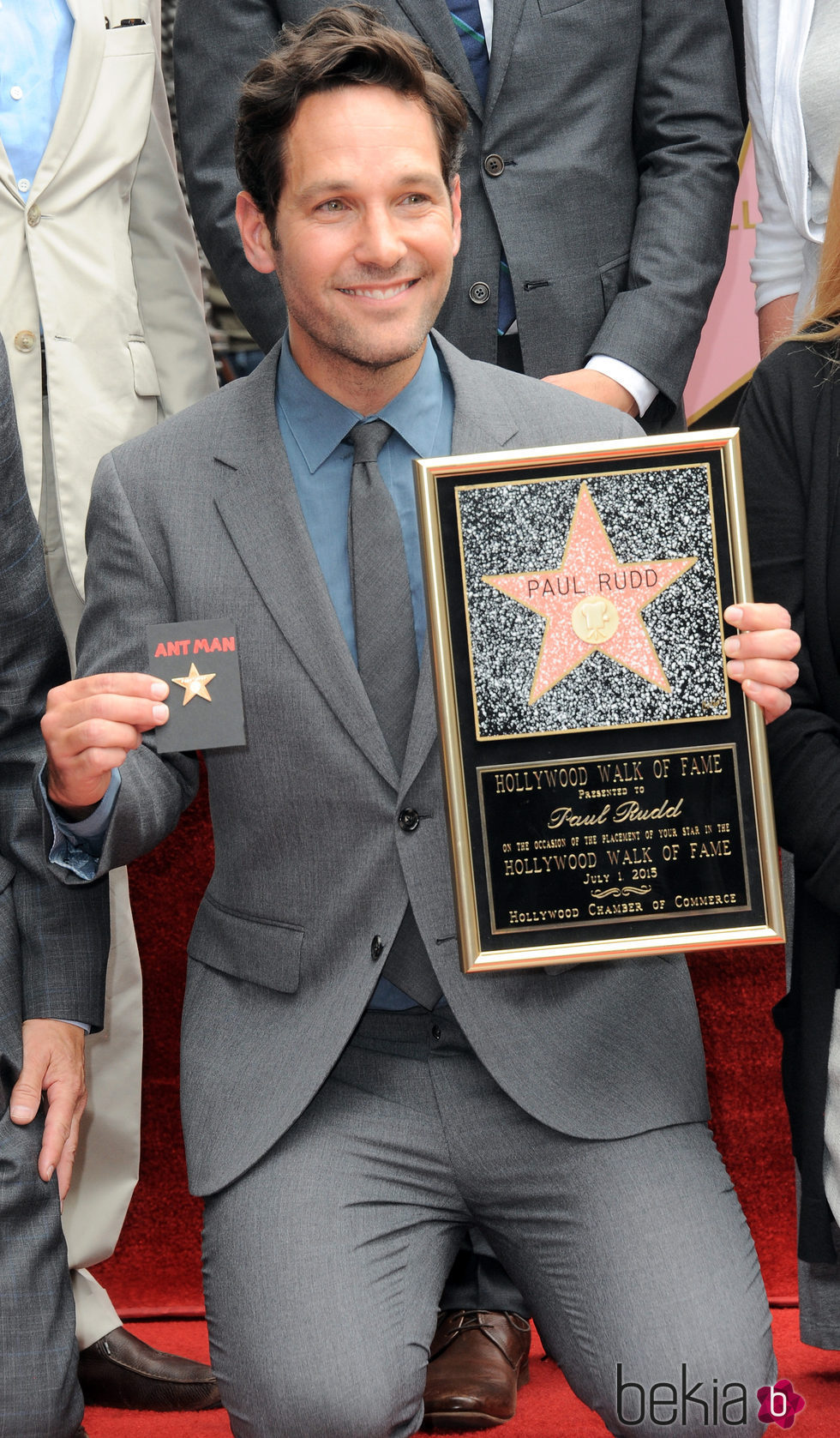 Paul Rudd con la placa de su estrella en el Paseo de la Fama y una réplica para Ant-Man