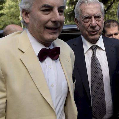 Mario Vargas Llosa y su hijo Álvaro en un acto público