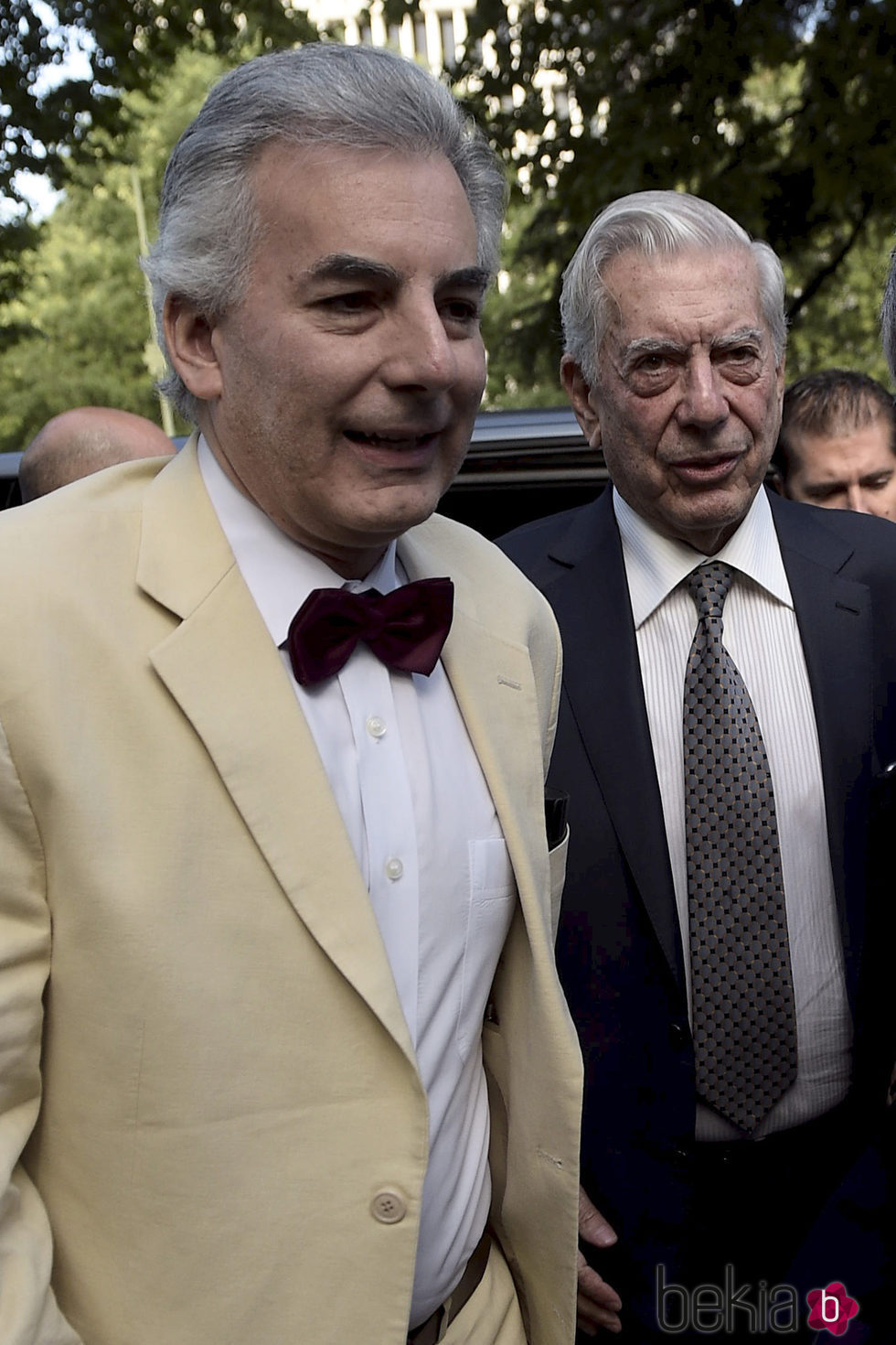 Mario Vargas Llosa y su hijo Álvaro en un acto público