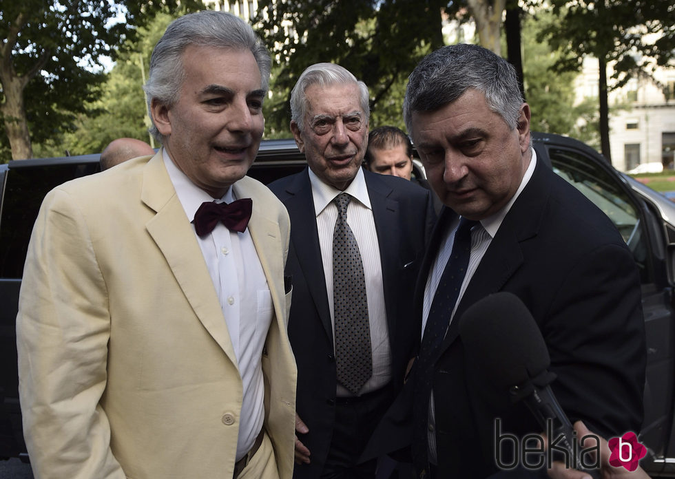 Mario Vargas Llosa y su hijo Álvaro en un acto en la Casa América de Madrid