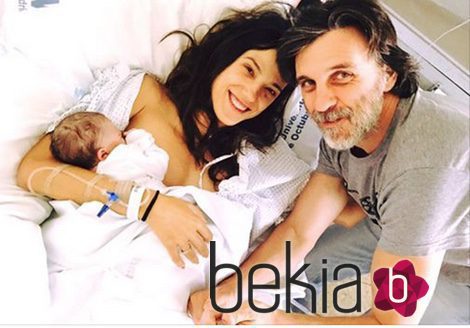 Armando del Río con su mujer Laia y su hija recién nacida