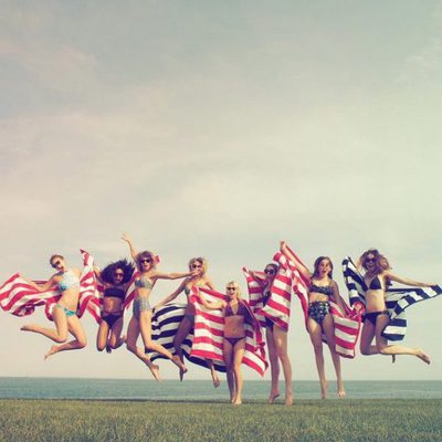 Taylor Swift celebra el 4 de julio con Gigi Hadid, Martha Hunt y otras amigas