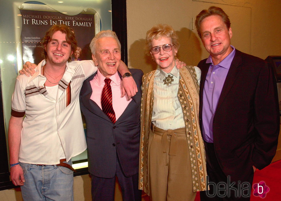 Kirk Douglas junto a su ex mujer Diana, su hijo Michael y su nieto Cameron