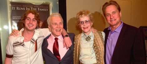 Kirk Douglas junto a su ex mujer Diana, su hijo Michael y su nieto Cameron