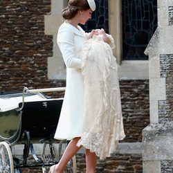 Catherine de Cambridge lleva a la Princesa Carlota a su bautizo