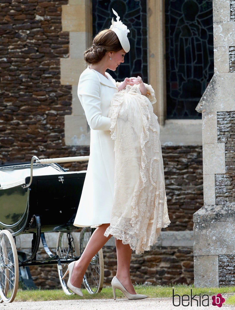 Catherine de Cambridge lleva a la Princesa Carlota a su bautizo