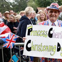El monárquico Terry Hutt con un cartel celebrando el bautizo de la Princesa Carlota de Cambridge