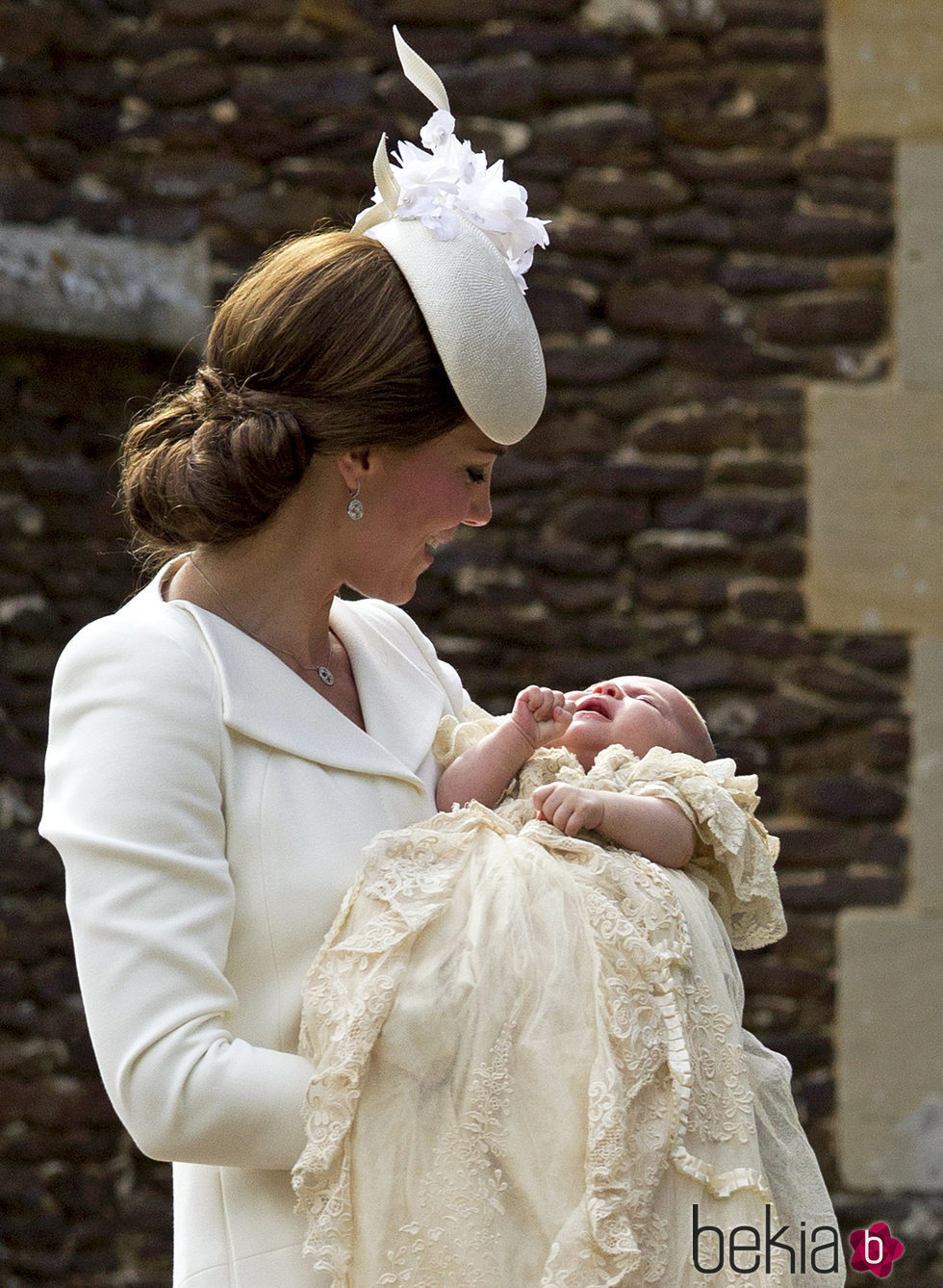 Catherine de Cambridge sonrie a la Princesa Carlota durante su bautizo