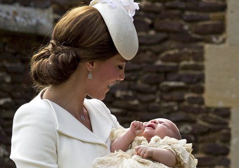 Catherine de Cambridge sonrie a la Princesa Carlota durante su bautizo
