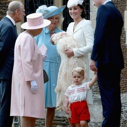 La Reina Isabel II en el bautizo de Carlota de Cambridge