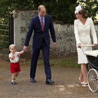 El Príncipe Guillermo, el Príncipe Jorge y Kate Middleton en el bautizo de Carlota de Cambridge