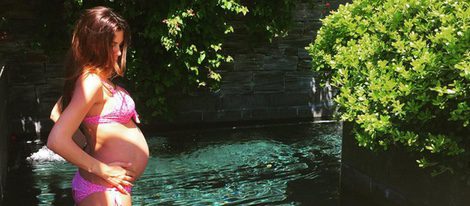 Melissa Jiménez luce embarazo en la piscina