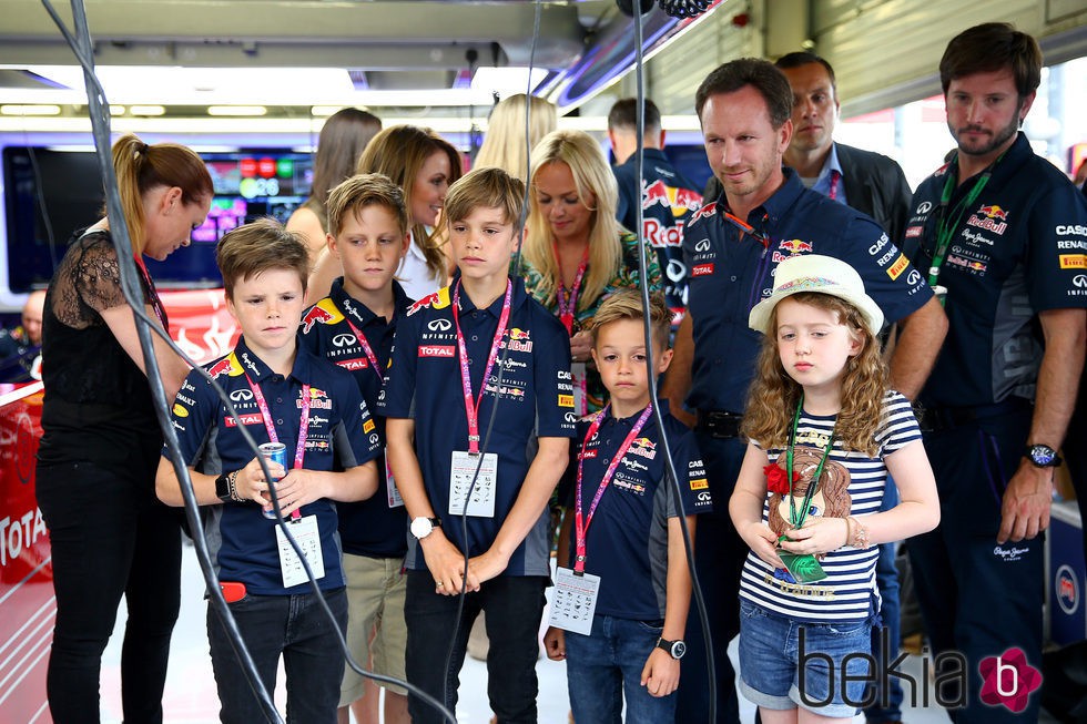 Romeo y Cruz Beckham junto a los hijos de Geri y Emma conociendo las instalaciones de Silverstone