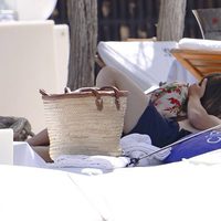 Jordi Alba y Romarey Ventura besándose en una tumbona en Ibiza