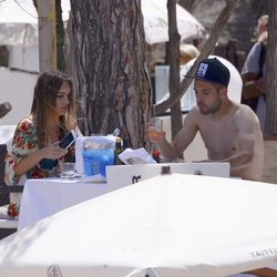 Jordi Alba y Romarey Ventura comen juntos en Ibiza
