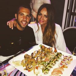 Jordi Alba y Romarey Ventura posan en una cena en Ibiza
