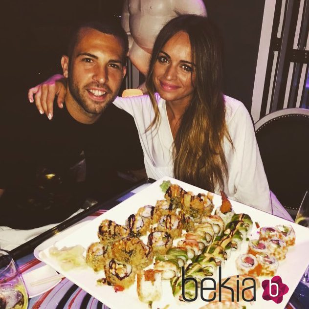 Jordi Alba y Romarey Ventura posan en una cena en Ibiza