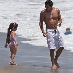 Mario Lopez junto a su hija Gia Francesca en la playa