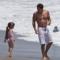 Mario Lopez junto a su hija Gia Francesca en la playa