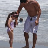 Mario Lopez, en la playa y muy unido a Gia Francesca