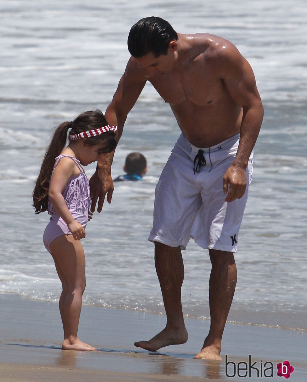 Mario Lopez, en la playa y muy unido a Gia Francesca