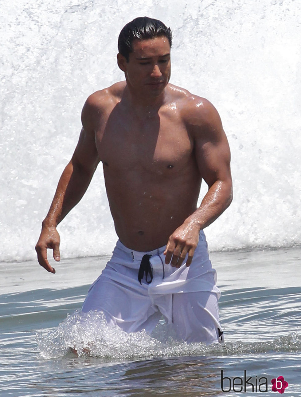 Mario Lopez se baña en el mar y presume de múlculos