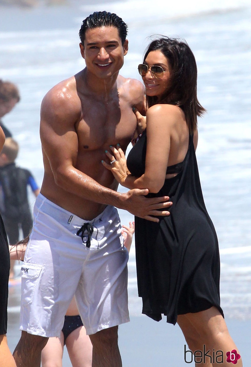 Mario Lopez posa junto a su mujer Courtney Mazza