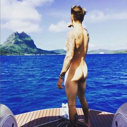 Justin Bieber desnudo en un barco