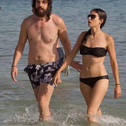 Juan Ibáñez y Nerea Barros se dan un baño en el mar en Ibiza