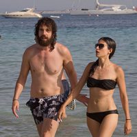 Juan Ibáñez y Nerea Barros se dan un baño en el mar en Ibiza