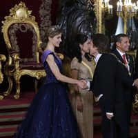 La Reina Letizia saluda a Raphael en la cena de gala en honor al presidente de Perú